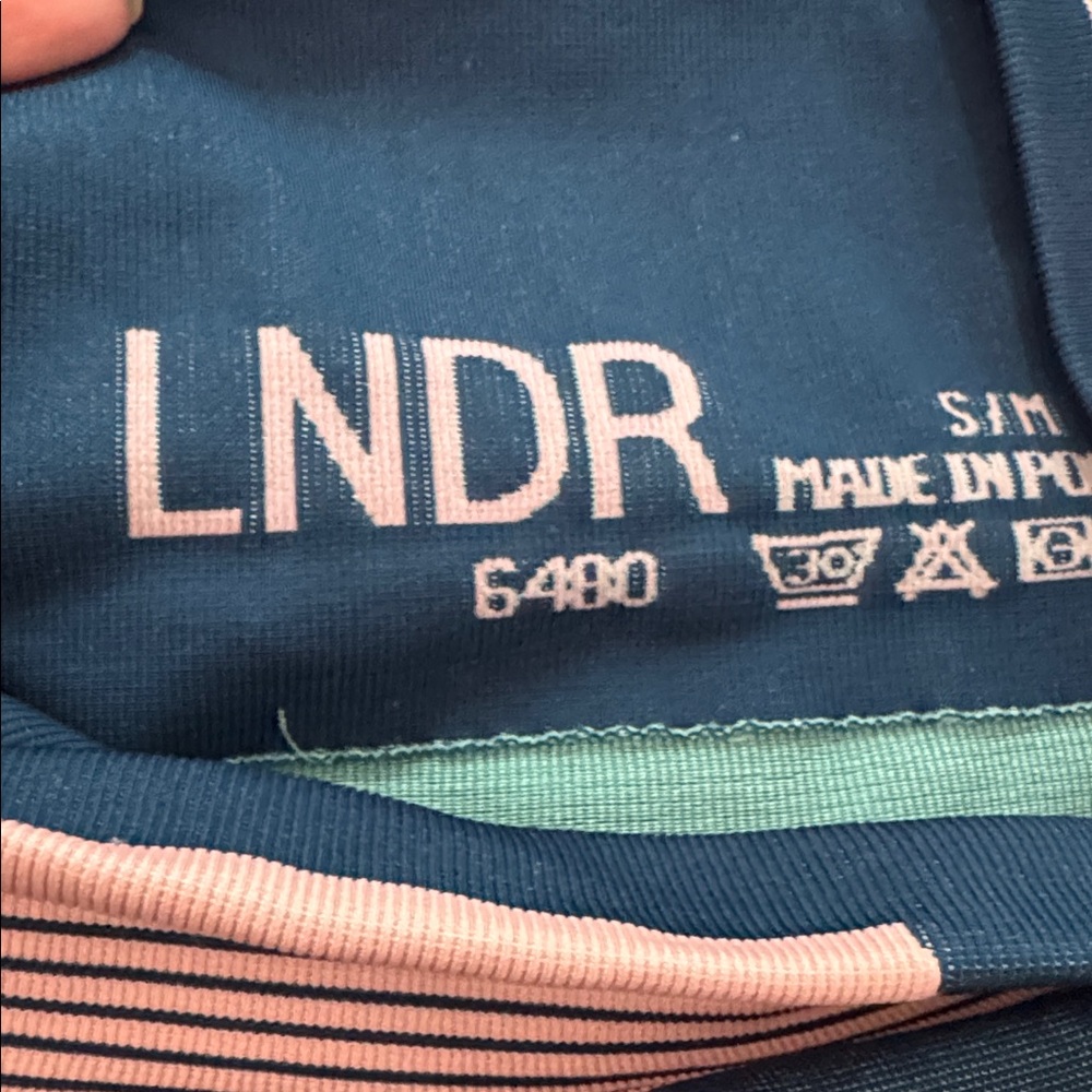 LNDR
Leggings in Navy and Peach - Picture 4 of 4